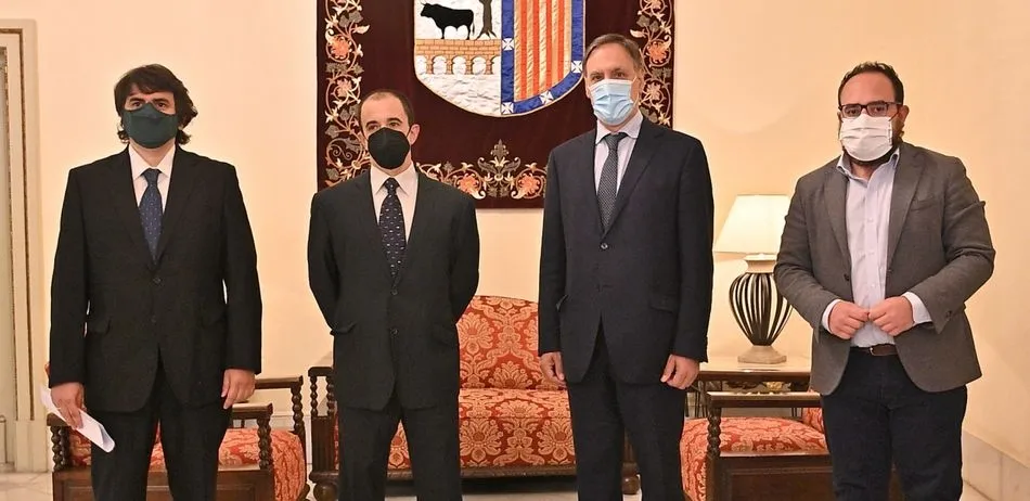 El alcalde de Salamanca, Carlos García Carbayo, junto a el concejal de Fomento, Daniel Llanos, junto al presidente y vicepresidente de Tren Salamanca, Alejandro Rosende y Juan Carlos Alvarado, ambos a la izquierda