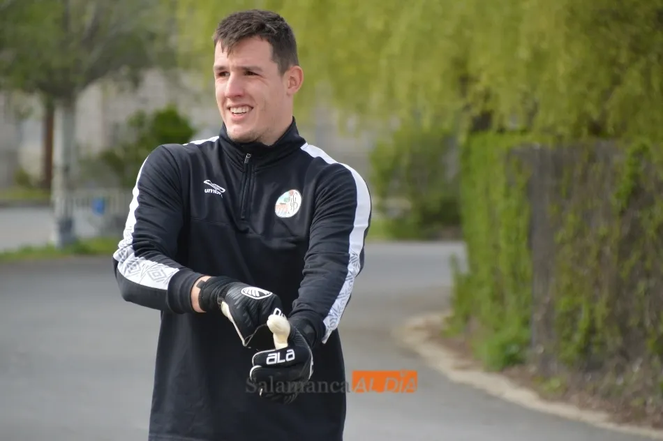 Benítez se pone los guantes antes de un entrenamiento