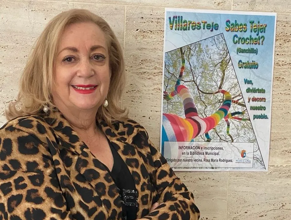 La concejala de Cultura y Educación, Ángeles Giménez, junto al cartel anunciador