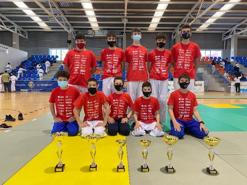 Varios competidores, con sus trofeos