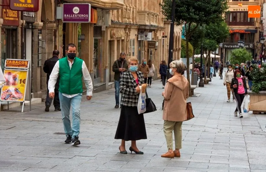Viandantes en el centro de la ciudad de Salamanca