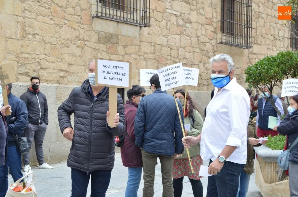 Algunos de los manifestantes frente a la oficina principal de Unicaja Banco en la calle Zamora. Foto de Guillermo García