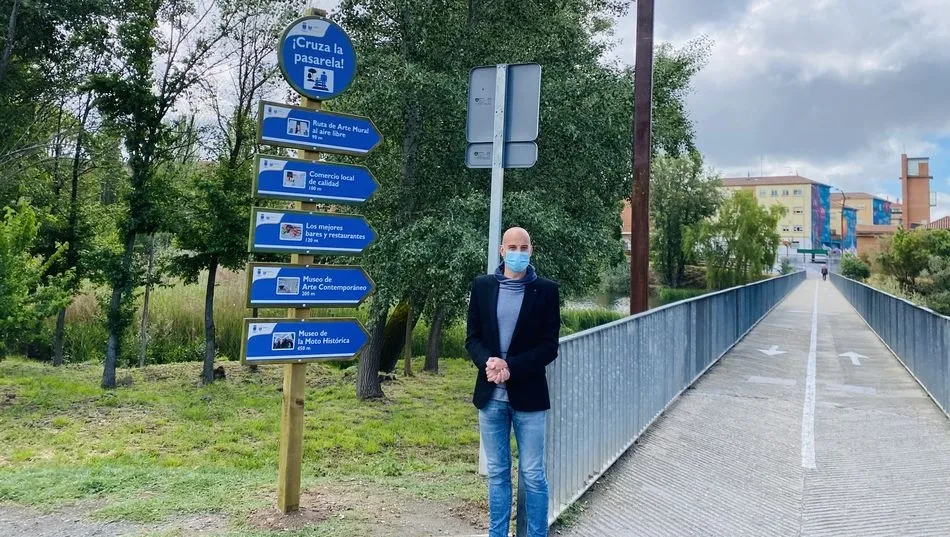 El concejal de Turismo, Juan Carlos Bueno, junto a los nuevos carteles