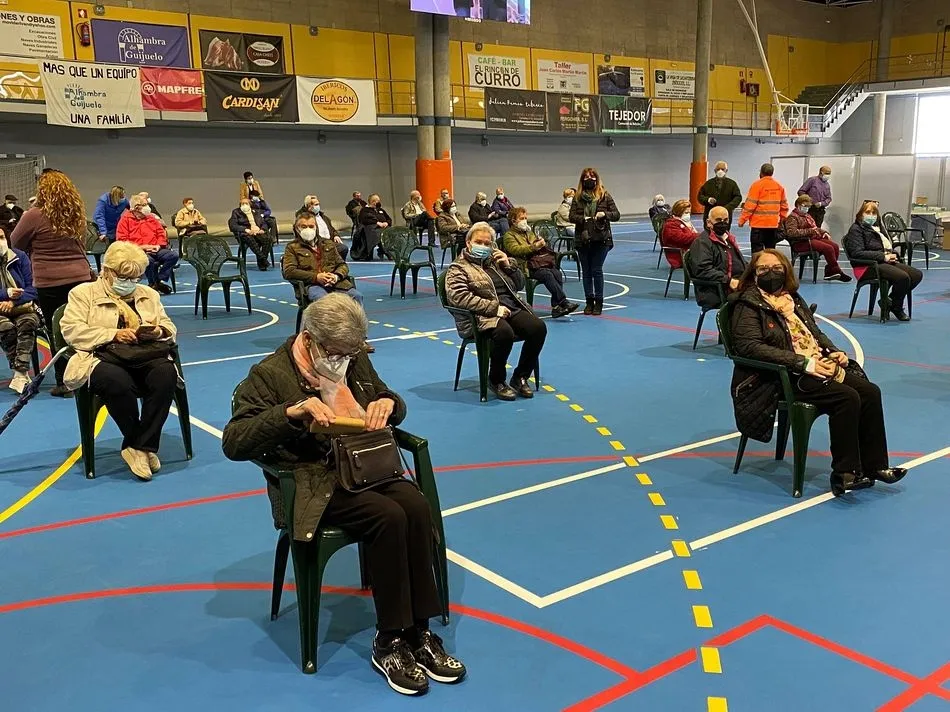 El pabellón vuelve a acoger vacunaciones contra el coronavirus - Fotos: Ayto. de Guijuelo