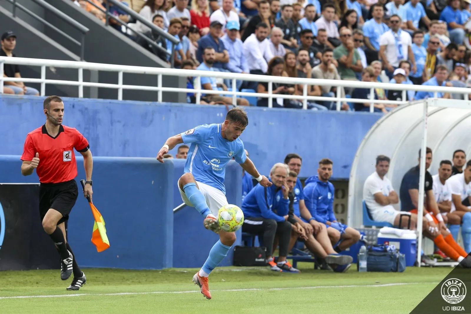 Kike López controla un balón / Ibiza