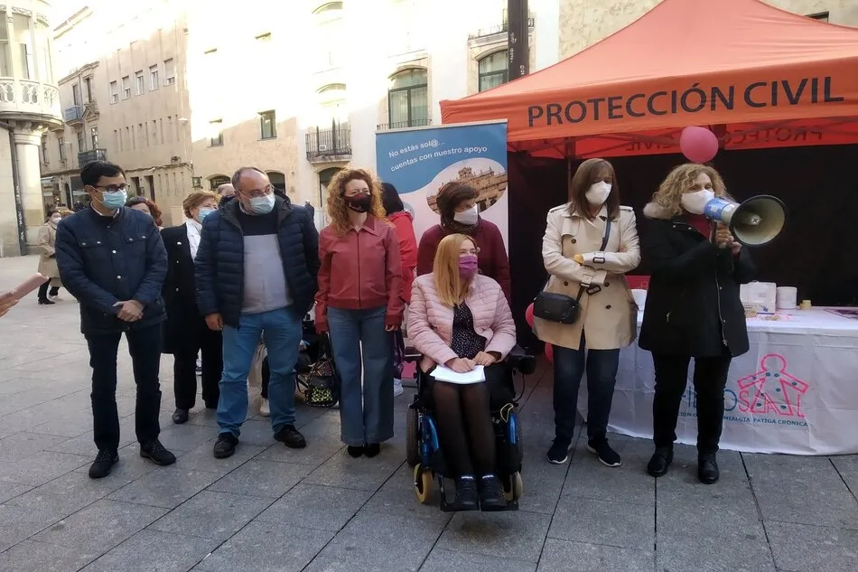Lectura de manifiesto en el Día Internacional de la Fibromialgia. Foto: @psoesalamanca