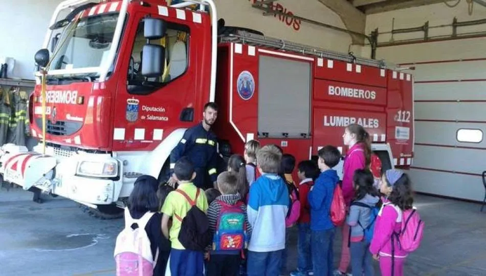 Foto de archivo de escolares de Bañobárez y Sobradillo en una visita al Parque de Bomberos de Lumbrales