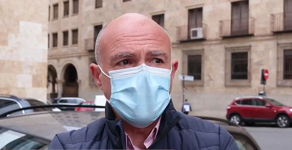 Uno de los encuestados en la plaza de Los Bandos