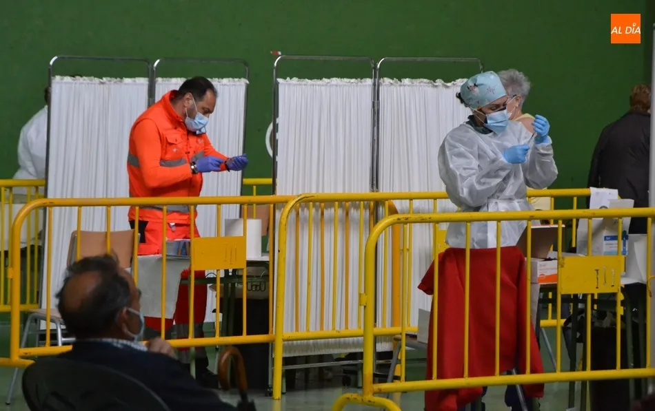 Sanitarios en la vacunación de esta semana en Ciudad Rodrigo. Foto de archivo