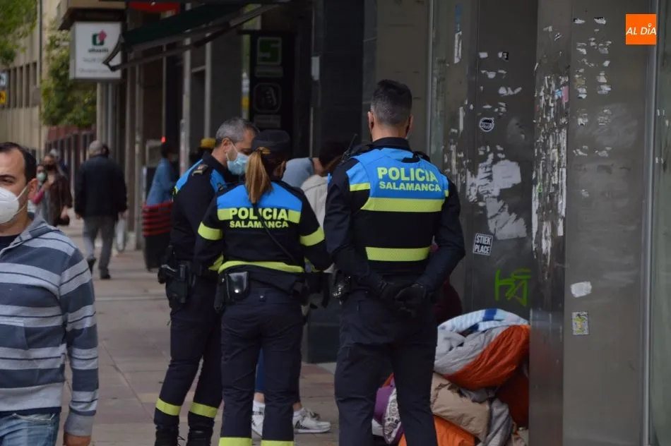 Agentes de la Policía Local durante la intervención - SRTV