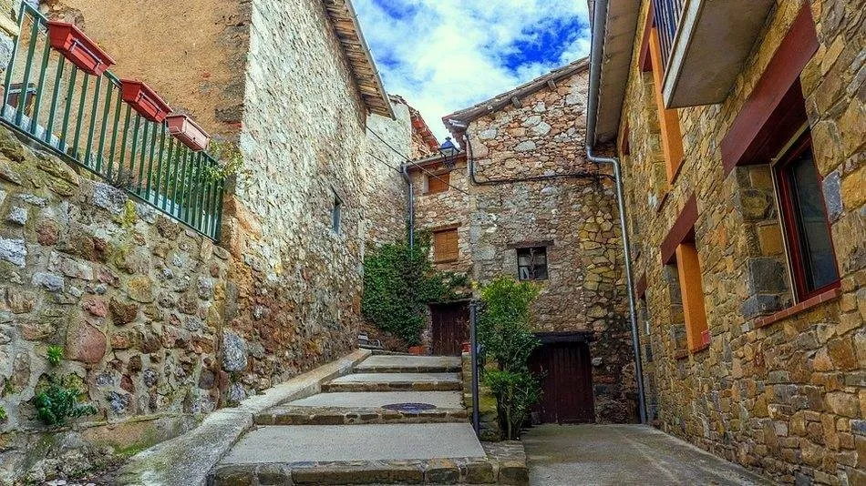 SOS Turismo Rural se concentra el domingo frente a la Junta para defender unos aforos justos para...