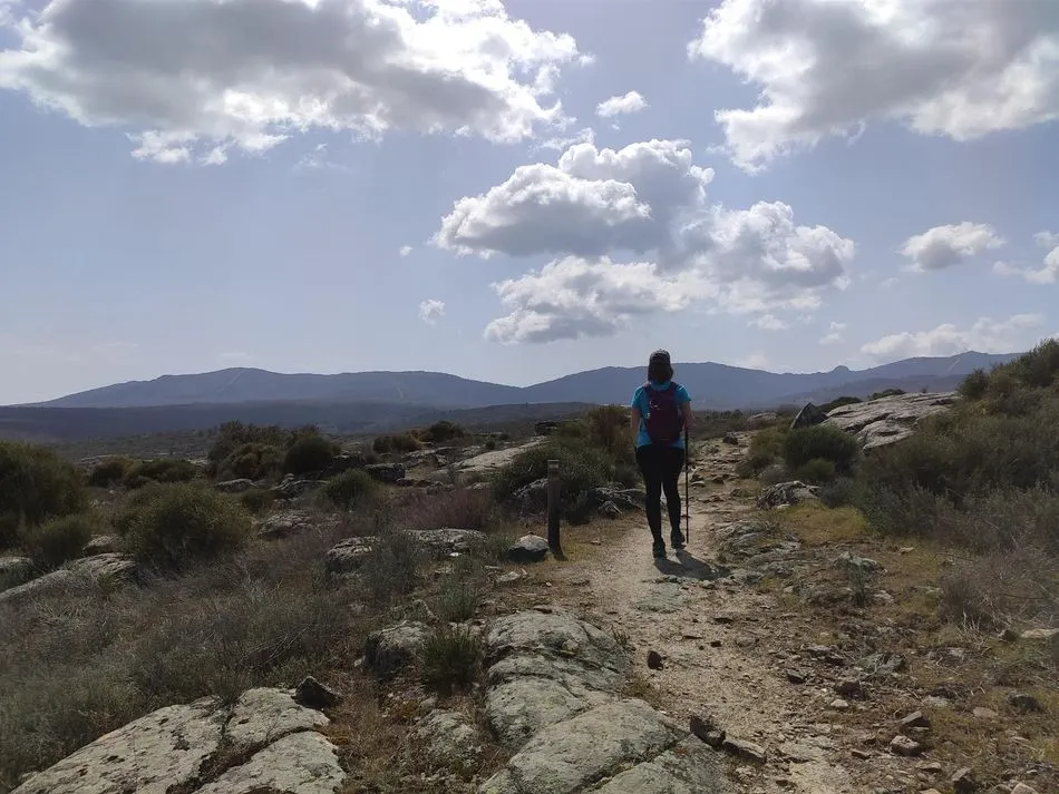 Senderista en la Sierra de Francia en la provincia de Salamanca. - EUROPA PRESS
