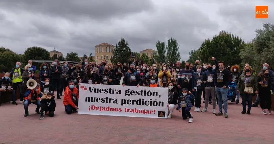 luciendo una gran pancarta en la que se podía leer “Vuestra gestión, nuestra perdición. Dejadnos trabajar”