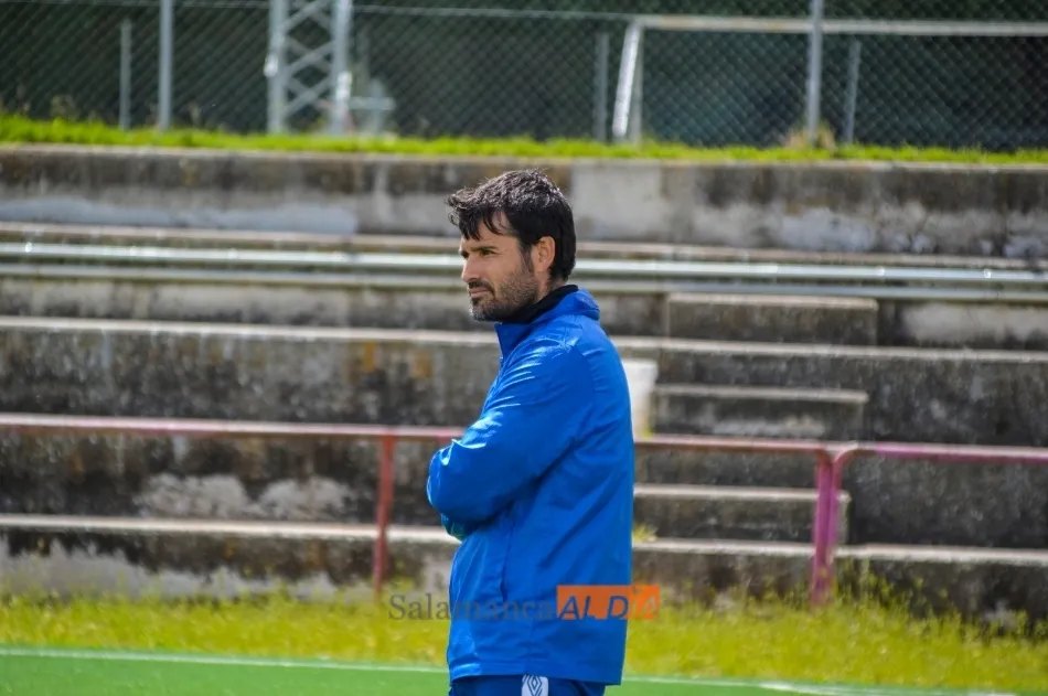 Escobar observa un entrenamiento