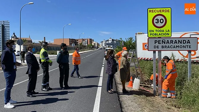 La subdelegada del gobierno en Salamanca, Encarnación Pérez, inauguraba la nueva señalización de velocidad en Peñaranda