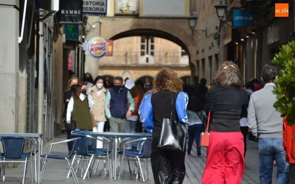 Viandantes en la calle Prior. Foto de archivo