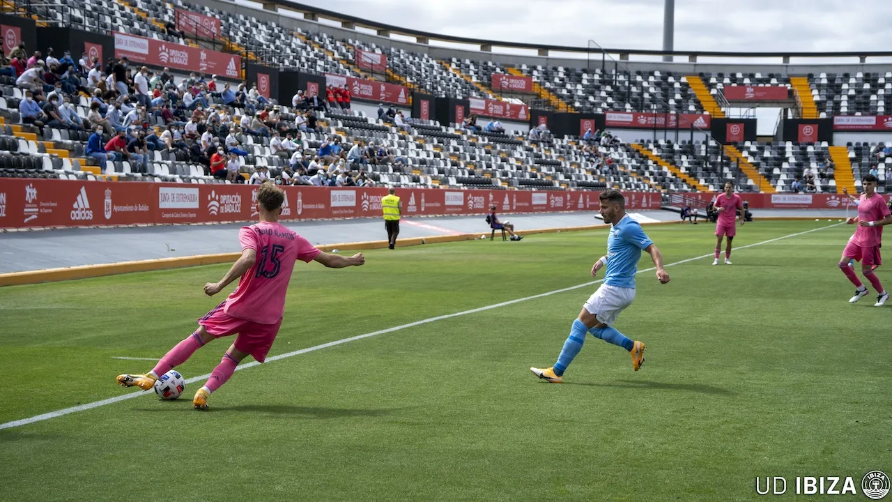 Kike López, ante el Castilla de Raúl González