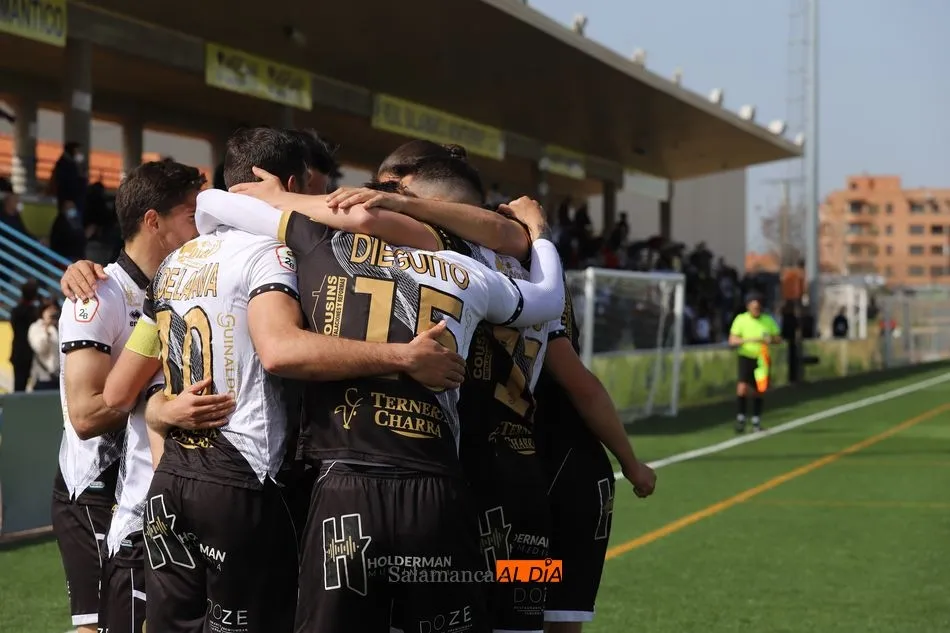 Unión de los jugadores de Unionistas tras anotar un gol en casa