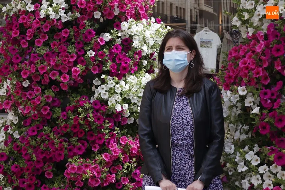La concejala de Medio Ambiente, en la Plaza del Liceo. Fotos:  Guillermo García San Miguel