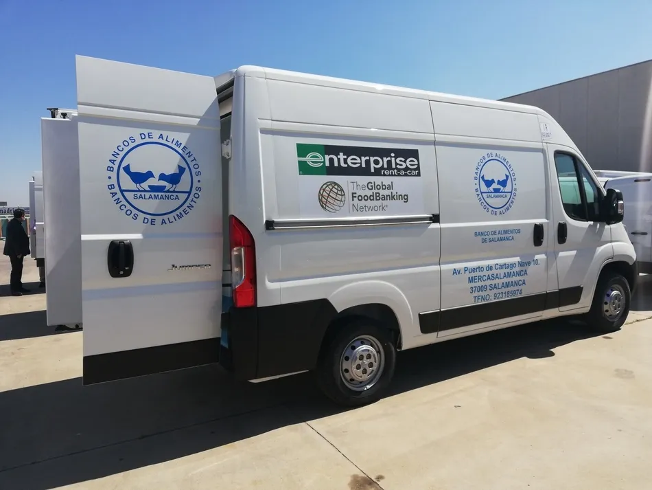 El Banco de Alimentos de Salamanca recibe la donación de una furgoneta tipo isotermo para el...
