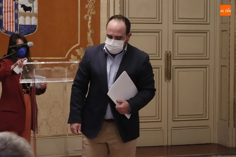 El ya exconcejal Daniel Llanos, antes de comparecer ante los medios. Fotos:  Guillermo García San Miguel