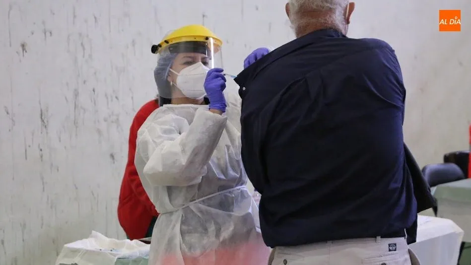 No habrá llamada de cita previa, por lo que los nacidos entre 1942 y 1951 deberán acudir a sus respectivos puntos de vacunación / CORRAL