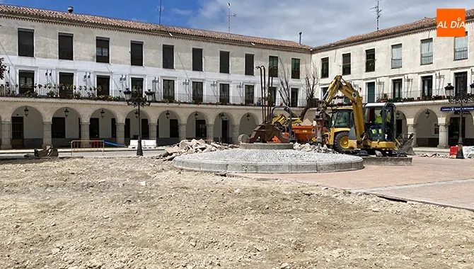 Operarios y maquinaria pesada trabajan en la zona central de la Plaza Nueva
