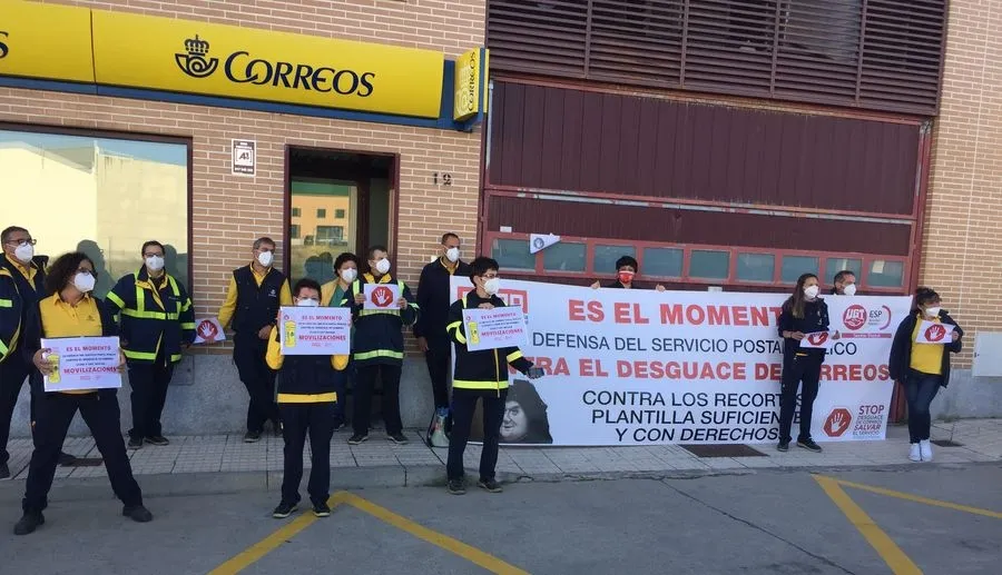 Concentración de profesionales de Correos en la Oficina del polígono de Villares de la Reina