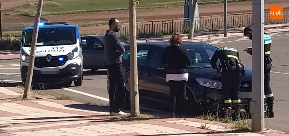 Agentes de la Policía Local junto a uno de los vehículos implicados en este accidente