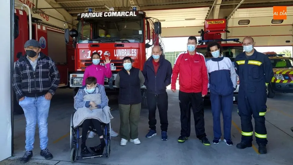 Jóvenes de Asprodes de Vitigudino conocen el Parque de Bomberos de Lumbrales