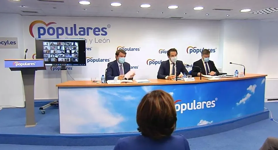 Alfonso Fernández Mañueco (izq.), junto a Teodoro García Egea (centro), durante la Junta Directiva del PP de Castilla y León