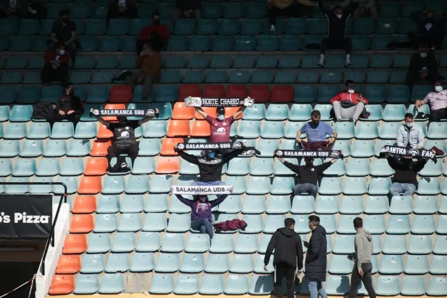 Hinchas, en la grada del Helmántico