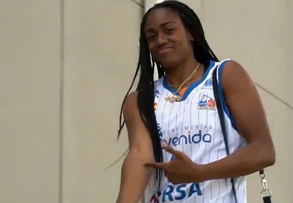 Tiffany Hayes, con la camiseta del Avenida / TWITTER