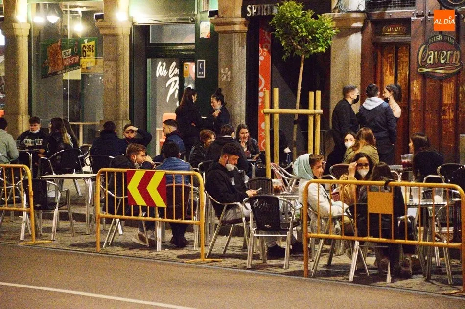 Jóvenes en una terraza salmantina. Foto de archivo