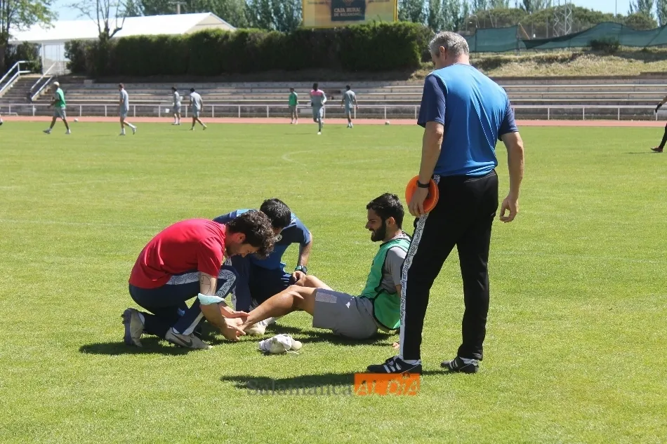Alfonso Candelas es atendido por varios miembros del cuerpo técnico / Carlos Cuervo