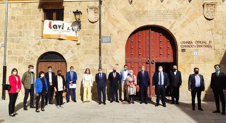 Autoridades y representantes de la Asociación Sierra De Béjar en la presentación. Foto EP