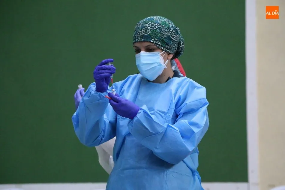 Una de las sanitarias en el pabellón de Vitigudino. Foto de archivo