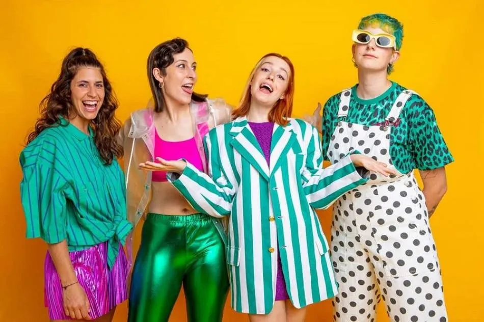 Ginebras son Magüi (guitarra rítmica y voz principal), Sandra (guitarra solista y segundas voces), Raquel (bajo) y Juls (batería)