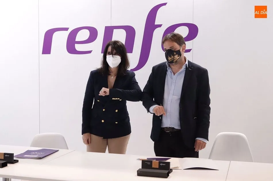 La directora general de Renfe, Sonia Araujo, y el concejal de Turismo de Salamanca, Fernando Castaño | Fotos: Guillermo García