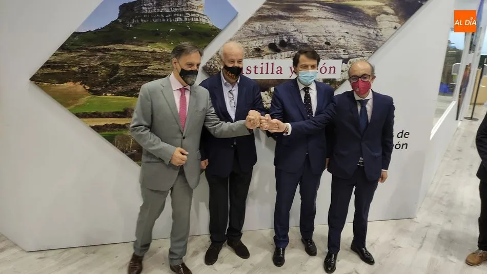 Vicente del Bosque, en el centro, junto al alcalde de Salamanca, Carlos García Carbayo, y el presidente regional, Alfonso Fernández Mañueco