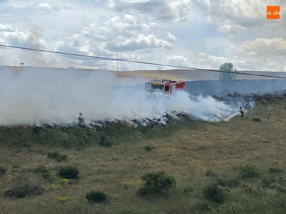 Actuación de los Bomberos en este incendio en Alba de Tormes. Foto de Roberto Jiménez