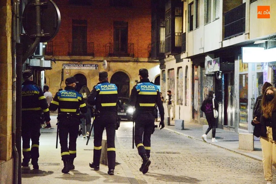 La noche salmantina no quiere mascarillas, casi un centenar de denuncias por no usarla