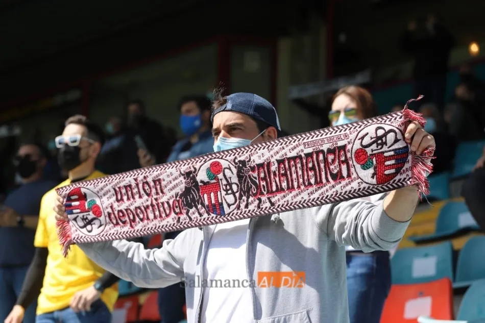 Un aficionado con su bufanda al viento / Lydia González