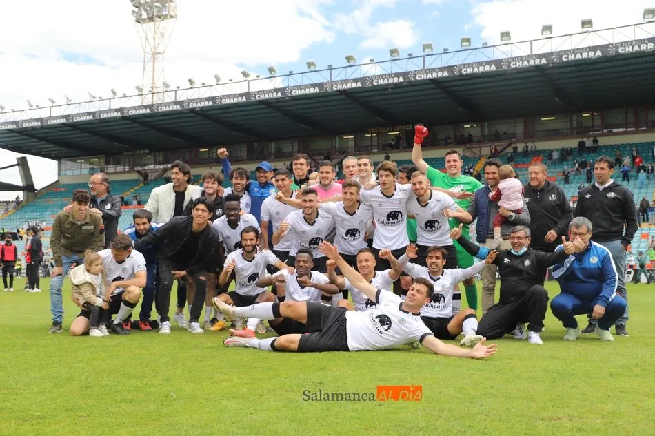 El Salamanca UDS, sobre el césped del Helmántico después de golear al filial del Sporting / Lydia González