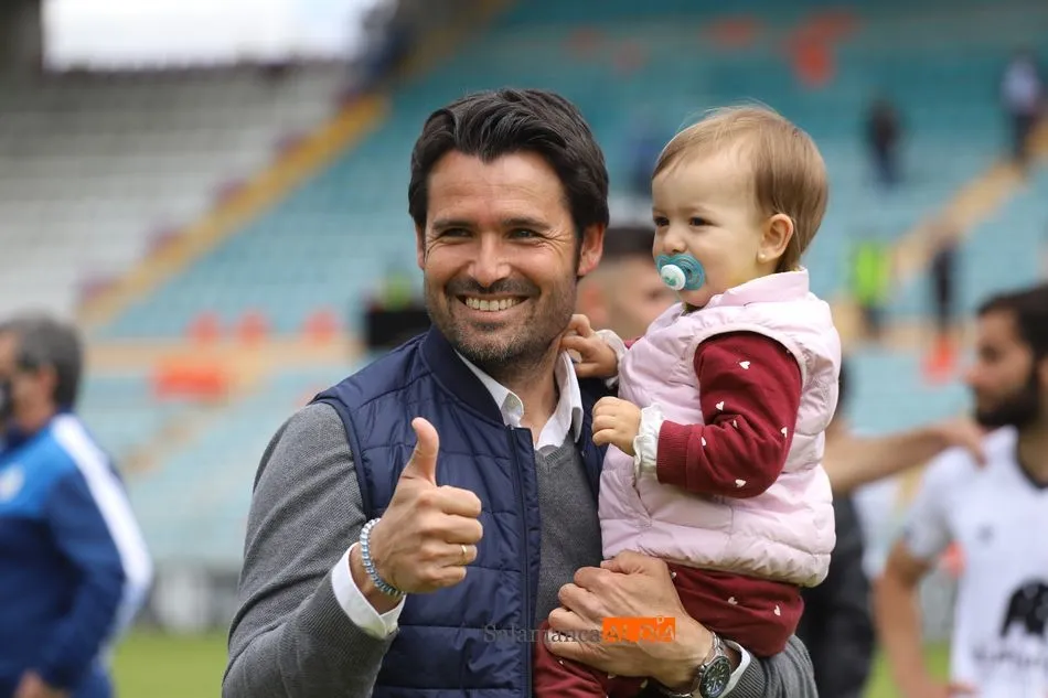 Escobar, feliz con su hija / Lydia González