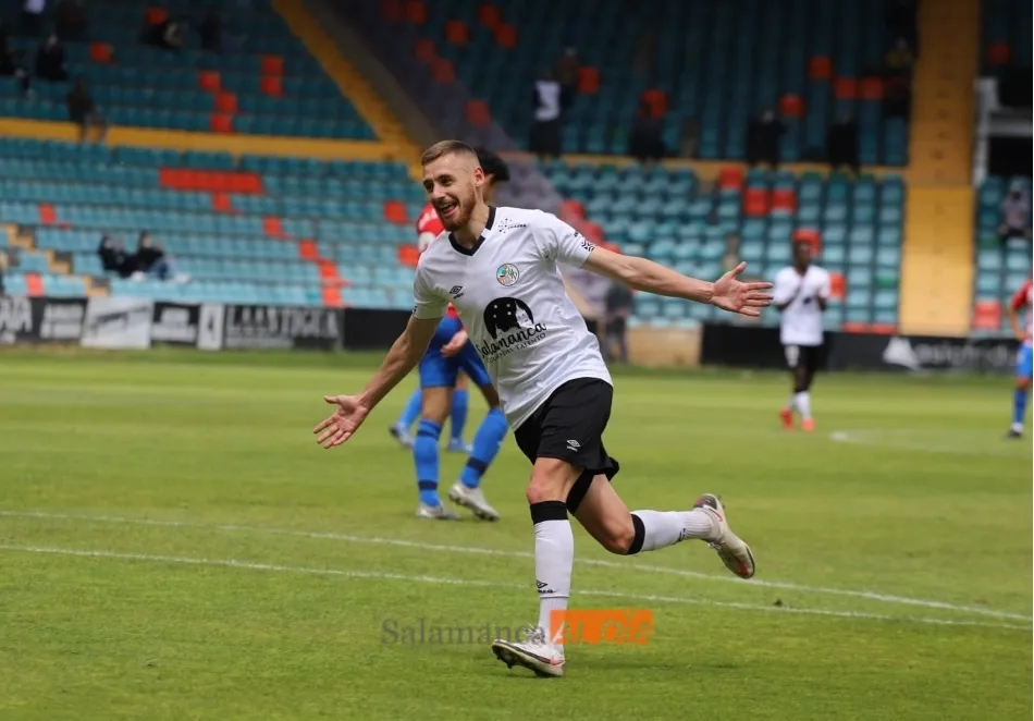 Sergio Molina abre los brazos después de su buen gol / Lydia González