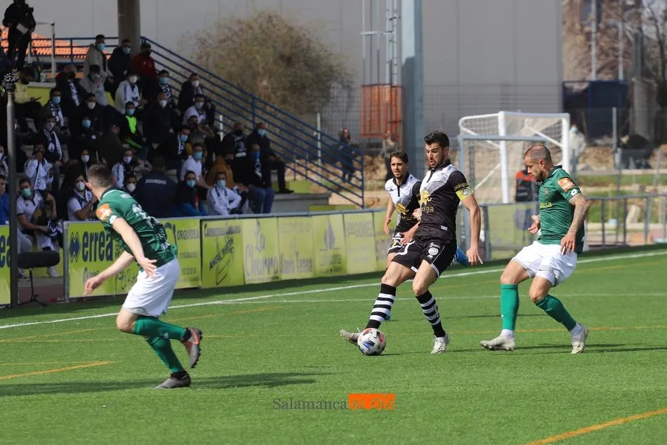 Carlos de la Nava mete un pase ante el Ferrol