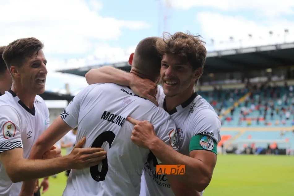 Amaro señala el nombre de Molina después del gol del 6 / Lydia González