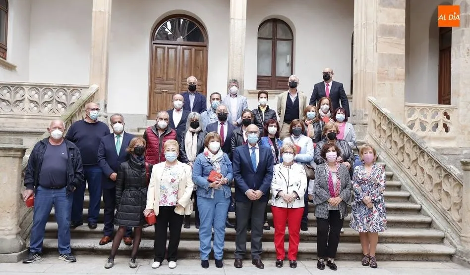 Los jubilados homenajeados posaron con el presidente  y otras autoridades de la Diputación. Foto de Guillermo García San Miguel
