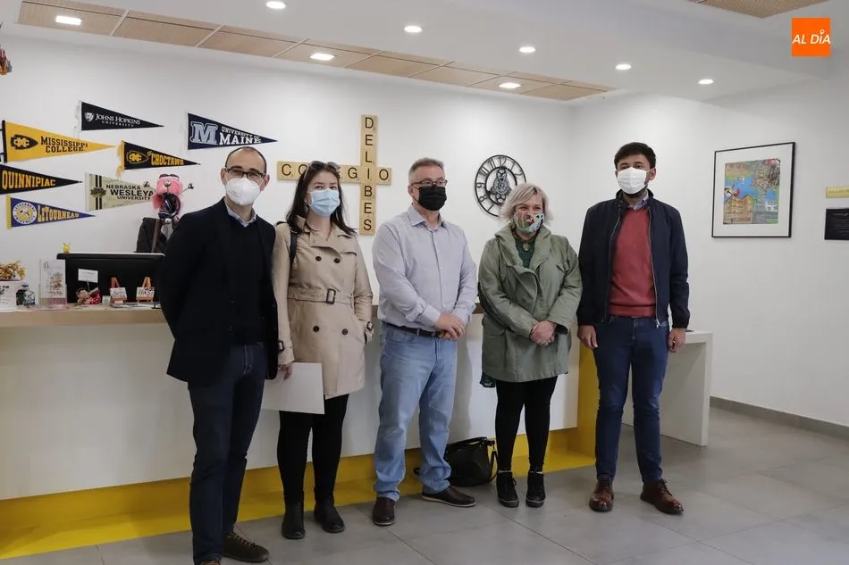 Los parlamentarios socialistas Elena Diego, David Serrada y Fran Díaz, con miembros de la organización FEDELE de Salamanca, Federación Española de Escuelas de Español como Lengua Extranjera. Foto de Guillermo García San Miguel